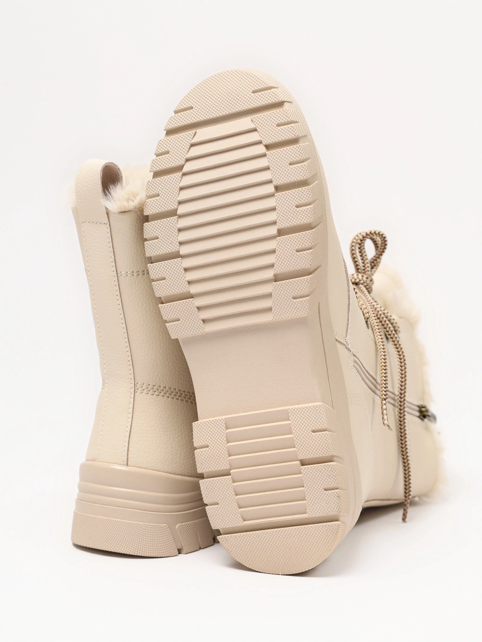 Ботинки бежевого цвета на средней рельефной подошве